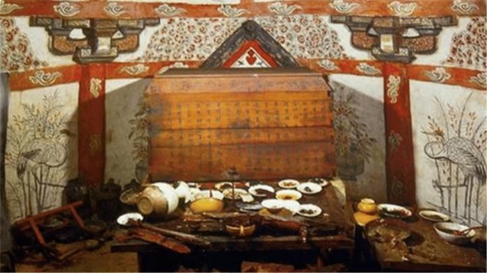 专家打开古墓看见一桌饭菜,一脸惊恐,仿佛墓主人在说就等你了