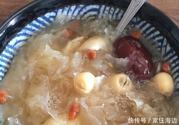 炖银耳汤直接放糖是大错特错的!多加这1步,银耳清甜粘稠出胶快!