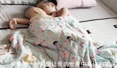 姐姐|姐姐抱着弟弟睡觉,妈妈好奇掀开被子,眼前的画面令她心头一暖