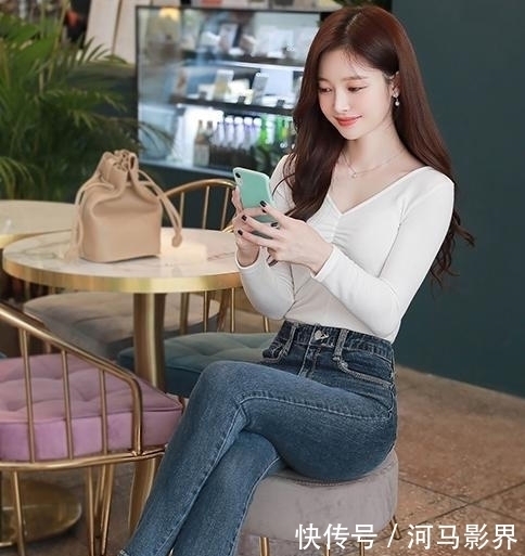 白色打底衫简洁时尚,搭配修身牛仔裤让造型更显靓丽自信