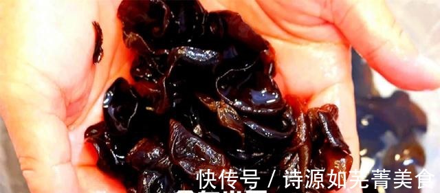 把木耳倒入滚烫的油锅中,瞬间变美食,真是高手在民间,太厉害了!