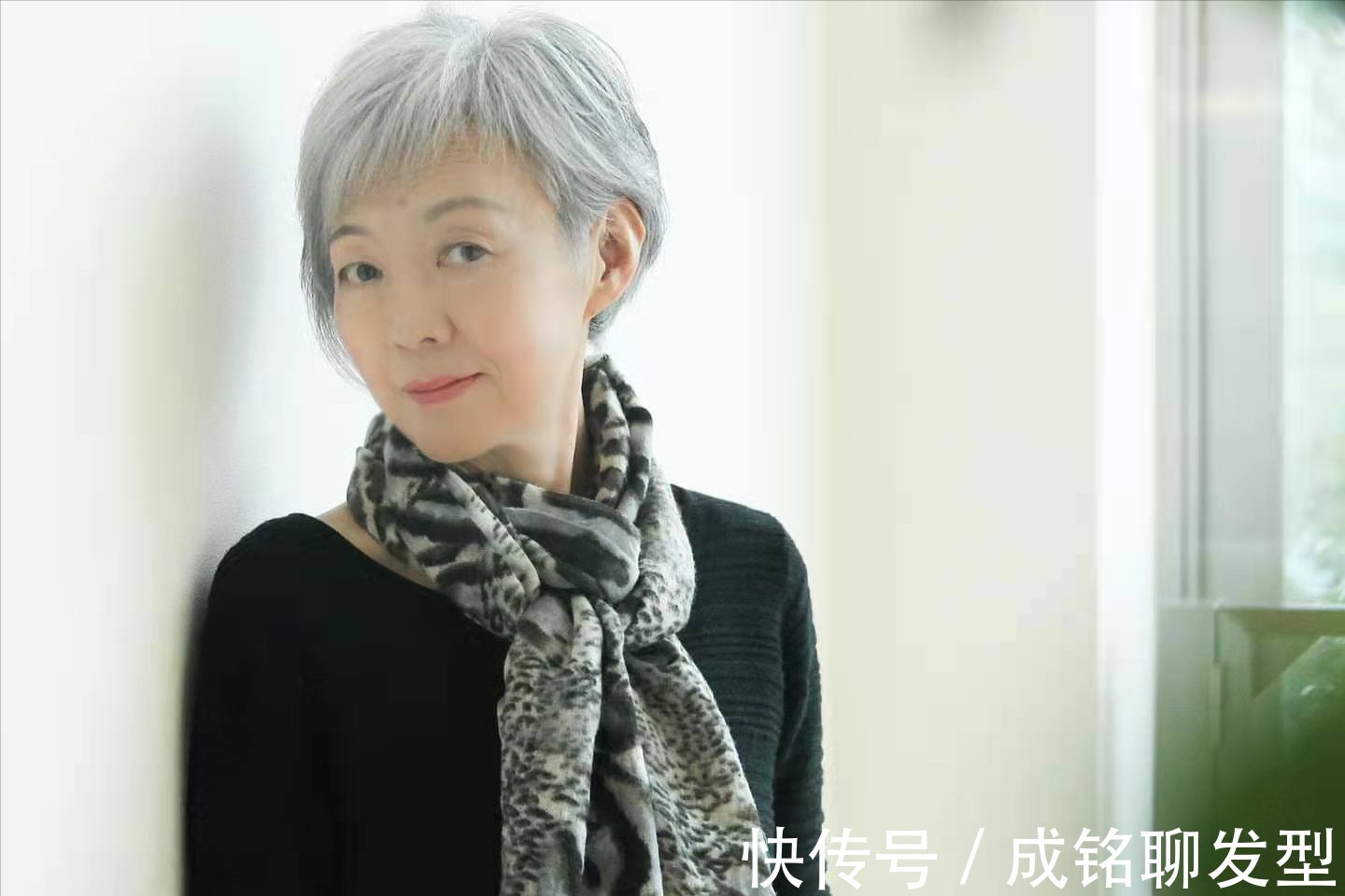 穿搭 以前每年都要烫染,退休后不想染发了,什么发型精干好看显年轻?