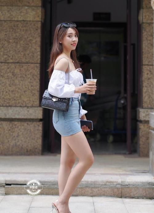 女人 美丽十足的连衣裙穿搭端庄有气质，展现女人的娇美，唯美俏皮