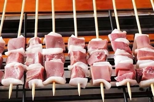 小伙子一夜暴富，花4000萬請拉菲特吃飯，竟然吃了個烤大腰子