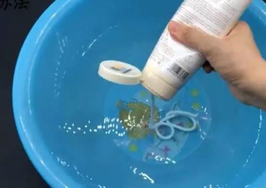 柔顺剂|用清水拖地等于没拖，从家政公司那偷学一招，拖地又快又干净