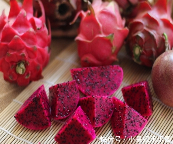 火龙果挖一勺果肉扔花盆里,7天就发“萌肉”,省钱又有趣!