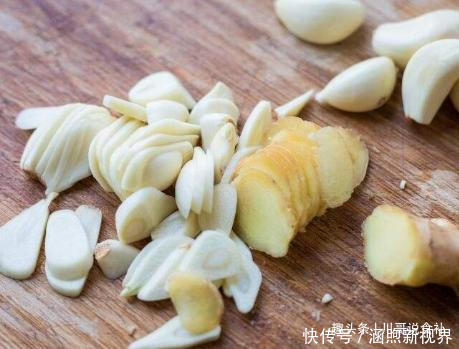 不坏|秋后,遇到我一次要买10斤的菜,腌着吃特香,放半年也不坏