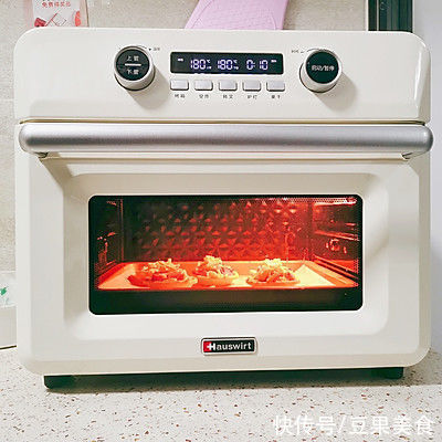 简单而迷你版披萨(蛋挞皮披萨)