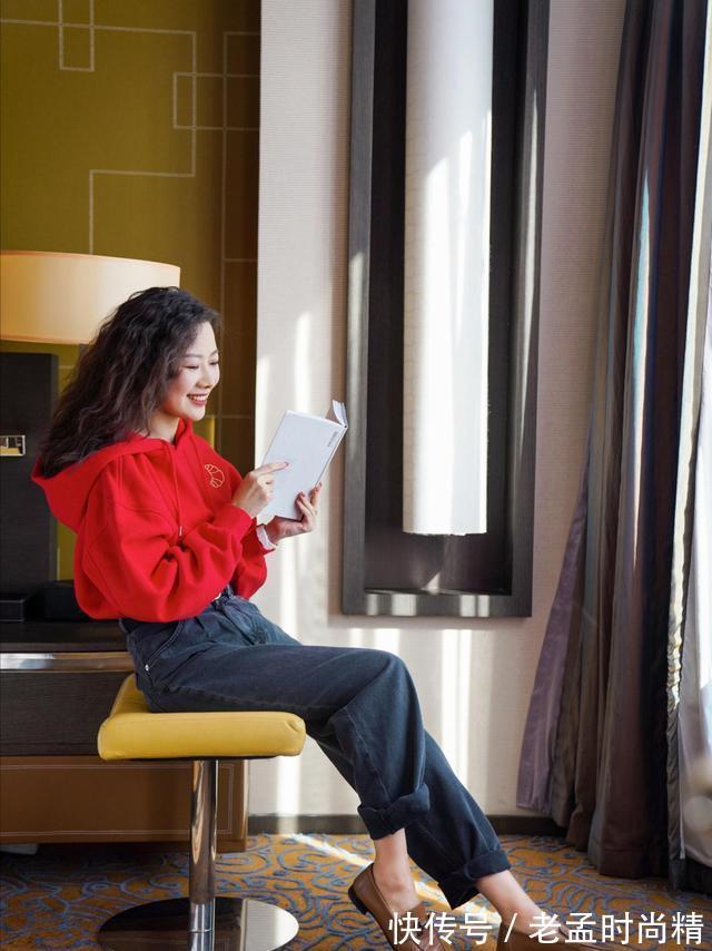 卫衣 要打造出年轻感就得多穿卫衣,学会这样挑选和搭配,时尚又减龄