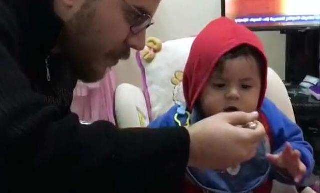 辅食|爸爸喂儿子吃辅食,全喂到他自己嘴里,宝宝懵了:这是亲爸吗?