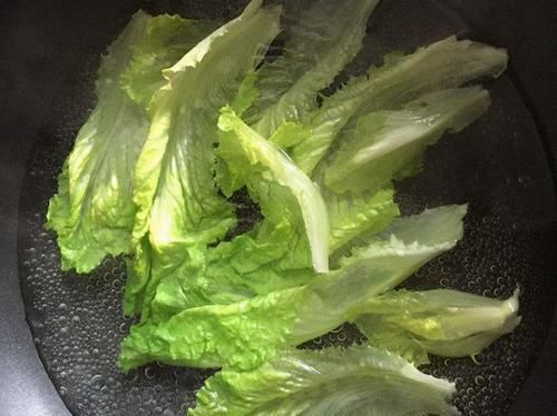 生菜|生菜不炒才更好吃，学会这招，2分钟搞定，一出锅比肉还受欢迎