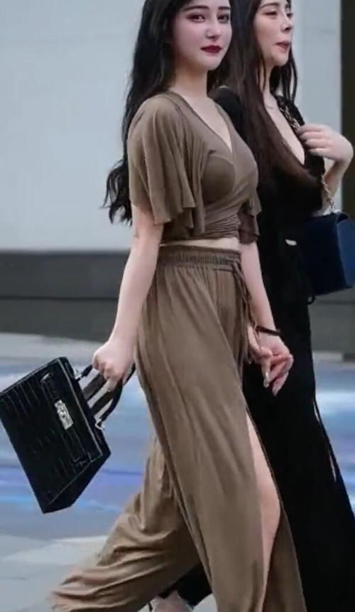 潮流时尚:女神级的都市女郎，“开叉裤”风格独特，看着就美!