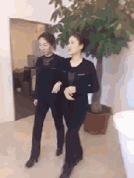 |搞笑GIF:我的手太小了,真的抓不紧,下次不来玩了!