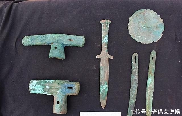 西伯利亚挖出“两女一男”墓,女人年龄差距30岁,分横竖摆放