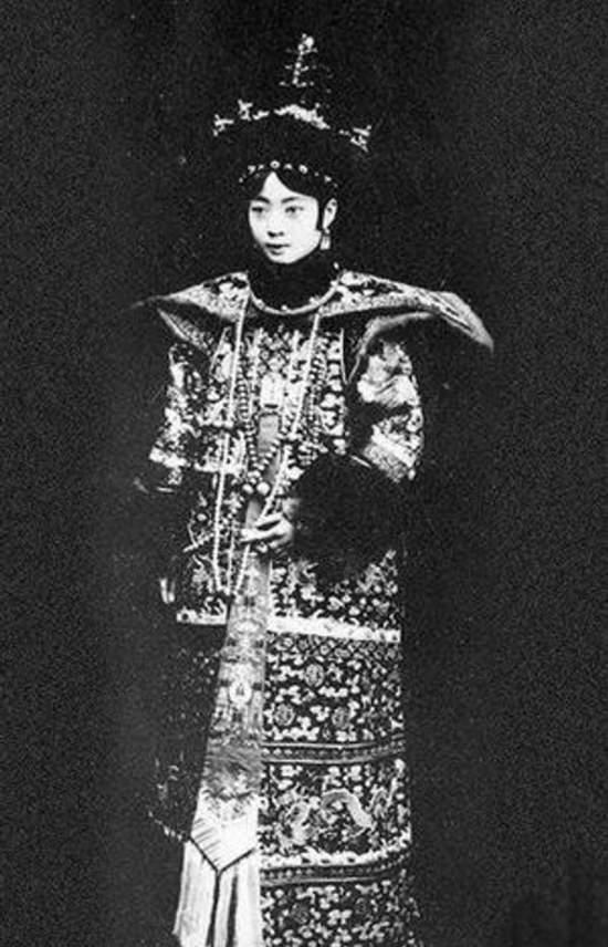 皇后|末代皇后婉容竟然与侍卫有个私生子,后被溥仪活活烧死