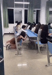 |搞笑GIF:看这切蛋糕的操作,强迫症人群看了会很舒服
