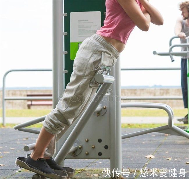 杠铃片|山羊挺身的正确训练方法,按照5个步骤操作,强化腰背部肌肉力量