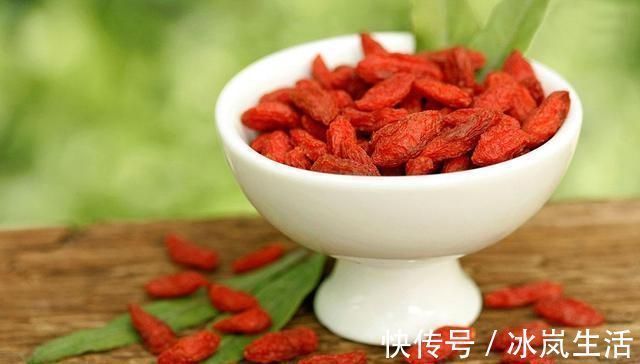 枸杞|睡前吃枸杞赛人参终于有答案了,中医告诉你食疗效果最好的吃法