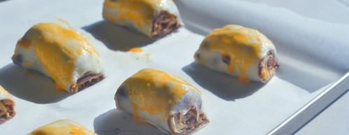 手抓饼100种吃法之蛋黄酥：卷一卷烤一烤，不用和面，简单做好