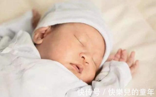 幼崽|宝宝睡觉摆出标准“一字马”，人类幼崽睡姿永远是个谜