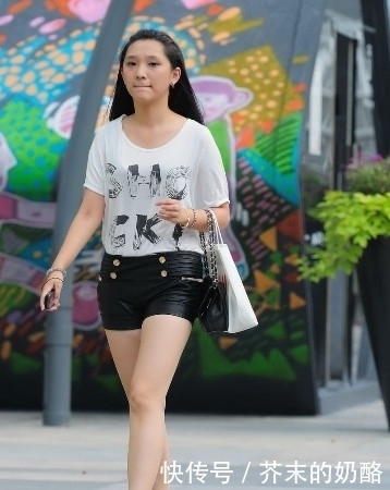 街拍:学姐黑色紧身皮短裤搭配白色宽松T恤,百搭又不乏时尚感