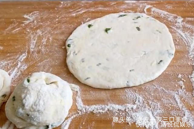 刷上一层食|烙了2年的大饼,终于找到窍门了,这样做葱花饼,又软又香又好吃