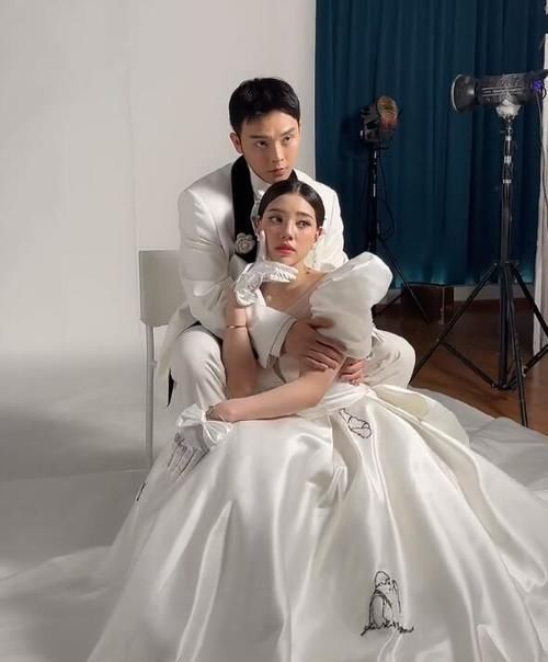 小猪先生“金店”内拍摄婚纱照，未婚妻一身行头就价值百万，称认识精神病院院长提到韩安冉的痛处