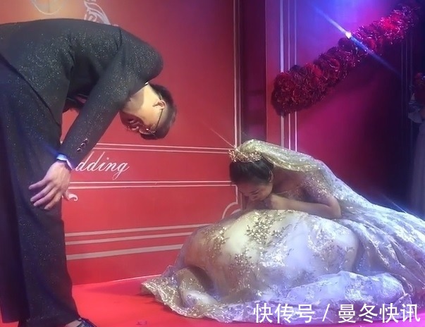 |搞笑GIF趣图:谁先抬头谁做饭,小两口婚礼上僵持了半个小时!