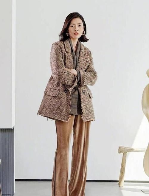 收起你的小黑裤！今年流行的是“丝绒裤”，高级显瘦