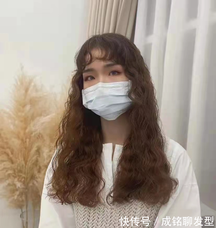 羊毛卷发型|羊毛卷时髦又显发量,但有四种人不适合烫,不仅显老还拉低颜值