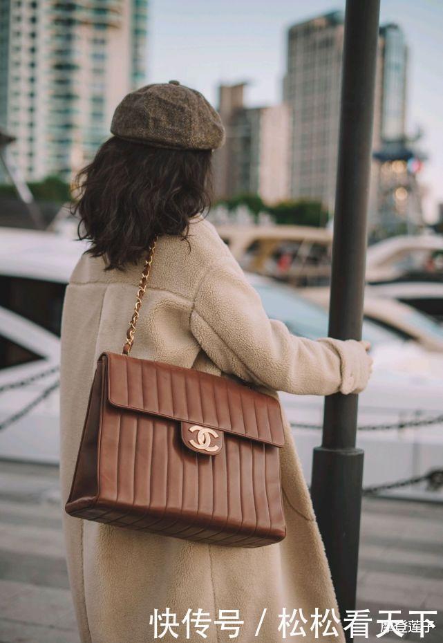 时尚|跟着时尚博主学穿搭,毛茸茸的卡其色外套配白裤,温柔简约又时尚