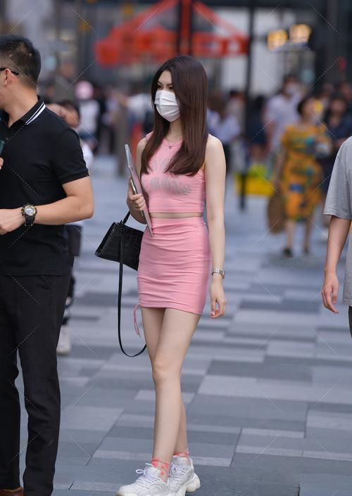 谁说只有小孩可以穿粉色衣服？选择合适的衣服，轻松驾驭