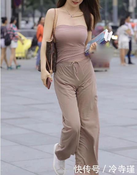 绿色V领网纱上衣,搭配牛仔热裤,包容性强,展露清新少女感