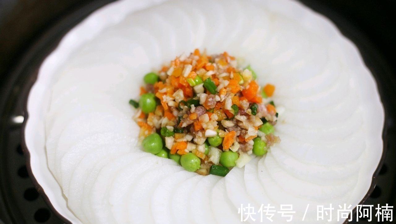 家人|萝卜别总炖了，用剁椒蒸一蒸，香辣可口还下饭，家人都爱吃