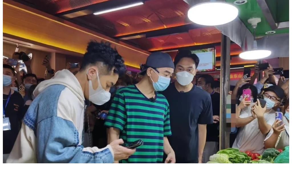 張智霖|明星去菜市場(chǎng)街坊的反應(yīng)很意外，陳小春和張智霖等明星現(xiàn)身廣州錄制節(jié)目