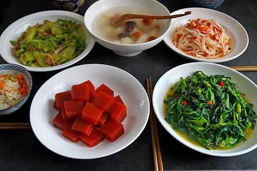 婆婆|婆婆做的午餐在朋友圈走红，4菜1汤，这卖相和搭配，真是赞