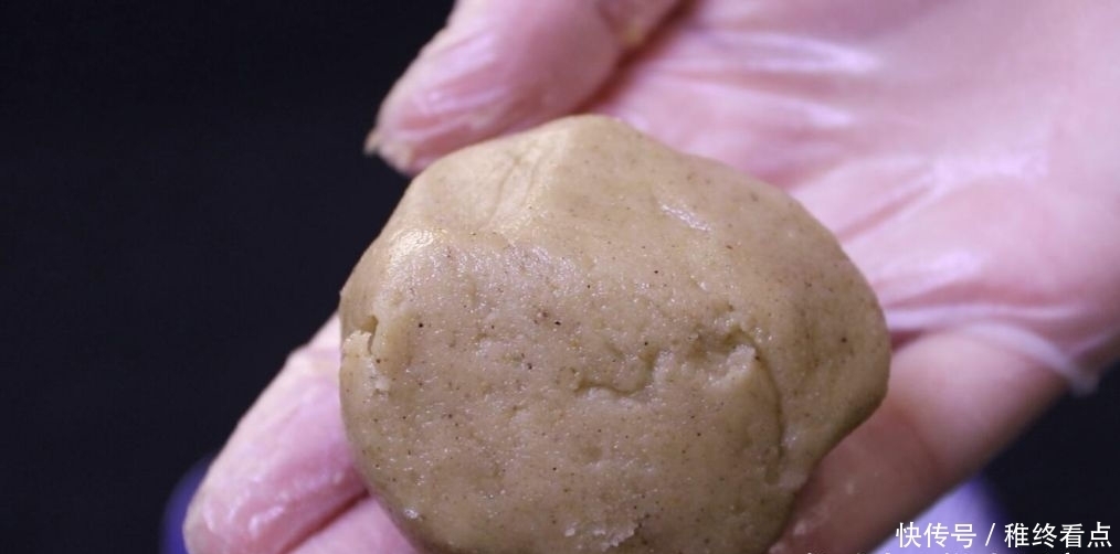 这是椒盐酥饼的做法,咸香可口,外皮超酥,轻轻一碰就掉渣