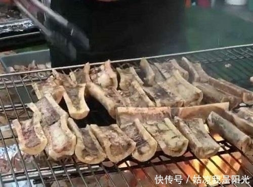 大叔卖天价烧烤,却每天遭到哄抢,吃货:借钱也要吃!