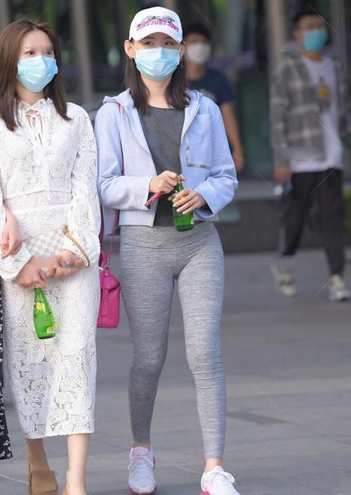 减龄 别总想着穿搭精致，偶尔试试运动装，大方减龄又塑形