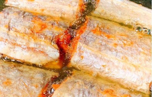 傻傻的|腌带鱼时,别只会傻傻的放料酒!多加3味,带鱼不腥不臭还更入味