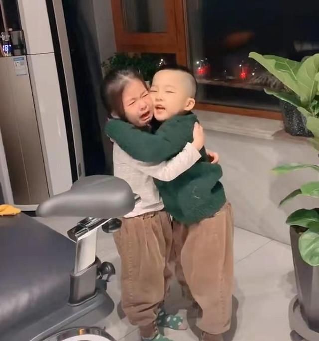 护妹|妹妹被妈妈教训，哥哥实力“护妹”，网友：有一个暖心的哥哥真好