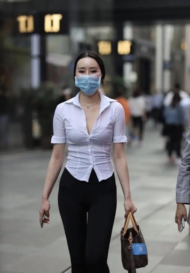 白衬衣 今年火了一款新穿搭,“小黑裤+白衬衣”,化解了大胯的烦恼!