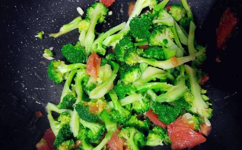 炒西兰花，不可直接下油锅！少这一步，西兰花发“蔫”