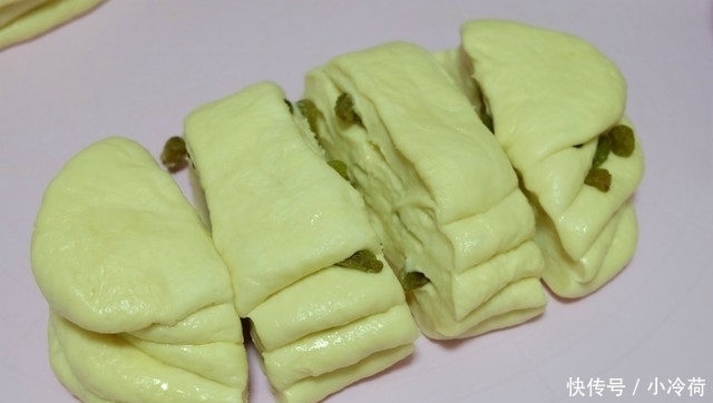 自制面包乐趣多,加上炼乳和葡萄干,又香又软味道赞,做法分享