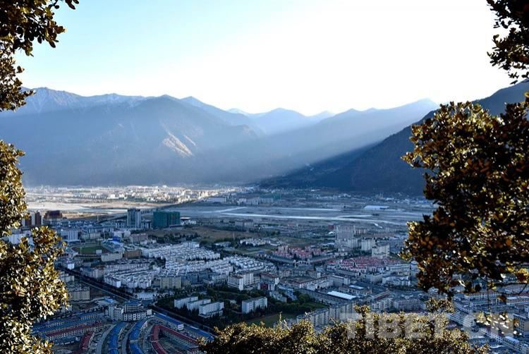 图为|比日神山瞰林芝市区