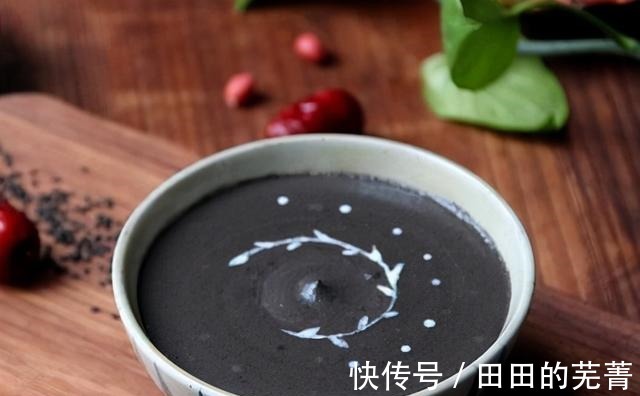 养发小秘诀黑芝麻浆，口感绵密，味道浓郁，使头发乌黑亮泽！