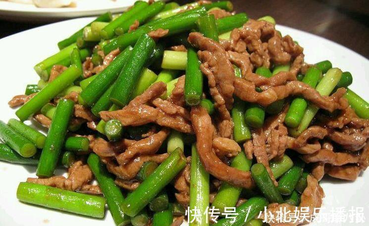 炒蒜苔总是发黄不入味？记住不要直接炒，学会一招，翠绿入味香