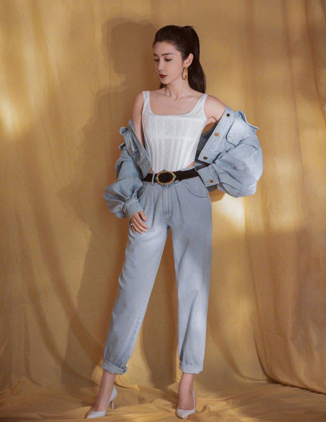 何超莲的长腿真长脸，穿牛仔衬衫配紧身牛仔裤高挑纤瘦，青春活力