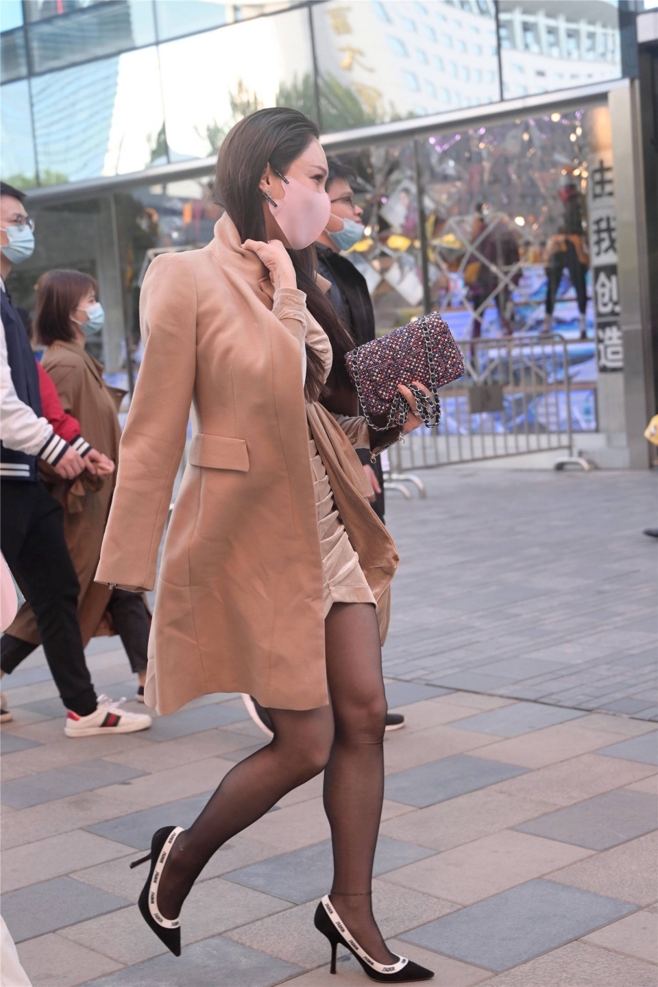 丝袜|秋天要搭配出显身材,选择黑色丝袜,是搭配高跟鞋还是平底鞋?