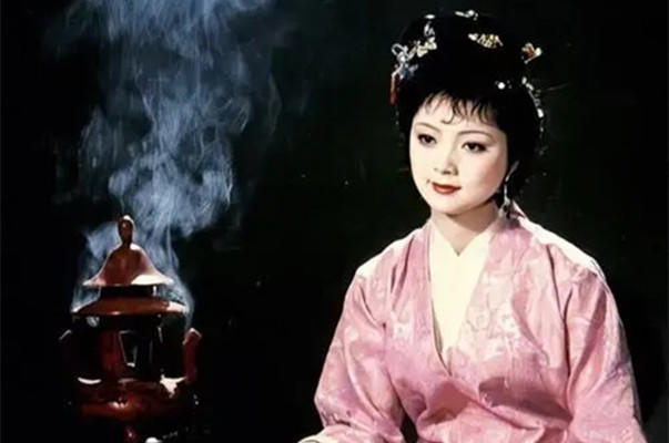 黛玉$林黛玉目无下尘是轻狂?接过丫鬟的漱口茶:俗香浸染,凤凰变成鸡